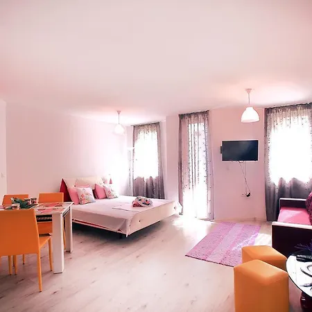 Hotel de apartamente Minismart Rainbow Garden&jacuzzi Balcic